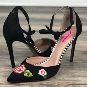 BETSEY JOHNSON Abbie floral embroidered black heel
